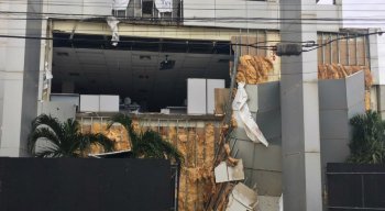 Caixa Econômica Federal em Olinda é prejudicada pelo vento forte e a chuva que atingiu o Grande Recife