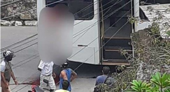 Homem coloca a cabeça para fora de ônibus e morre em Jaboatão dos Guararapes