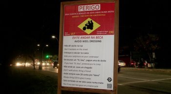 A placa é semelhante às colocadas na orla da praia de Boa Viagem, nos locais sujeitos a ataques de tubarão