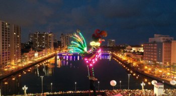 O Galo Gigante é soberano na Ponte Duarte Coelho, no Recife