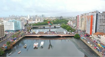 Em 2020, é a 43ª vez em que o Galo Gigante vai arrastar uma multidão de foliões pela ruas do Recife