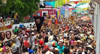 Folia toma conta das ladeiras de Olinda