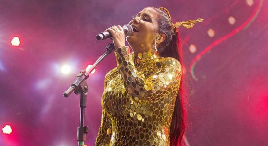 O brega romântico de Priscila Senna embalou uma multidão apaixonada