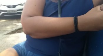 A mulher afirmou que foi ferida com uma agulhada na coxa.