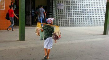 Durante o carnaval, muitas crianças e adolescentes são vistos nas ruas assumindo funções como a de vendedor ambulante, catador de latinhas e guardador de carros