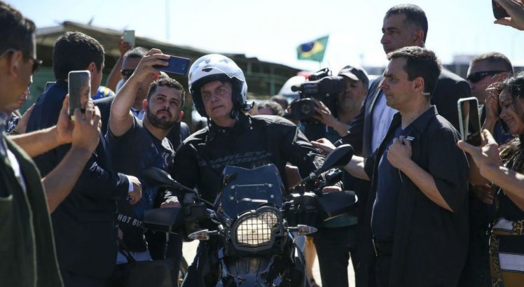 Bolsonaro é multado por descumprir decreto estadual de São Paulo durante passeio de moto