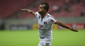 Didira foi o autor do primeiro e terceiro gol do Santa Cruz