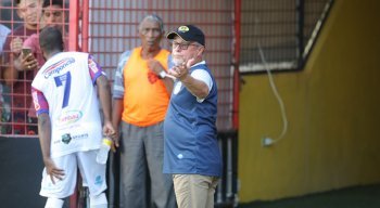 Pedro Manta reclama com a arbitragem na ida para o vestiário