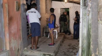 Quando o proprietário chegou ao local, percebeu o corpo e chamou a polícia.