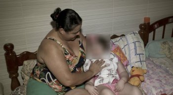 A mãe pede ajuda financeira para cuidar da alimentação da filha de 7 anos