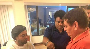 Ronaldinho Gaúcho viajou ao lado do irmão e também ex-jogador, Assis