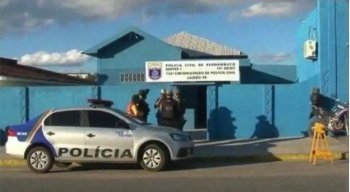 O suspeito foi preso e pode responder por importunação sexual, posse de arma e abuso de menor