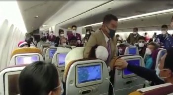 A tosse da mulher ocasionou uma confusão dentro do avião