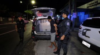 O homem foi preso, no primeiro momento, por guardas municipais