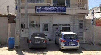 No quarto do jovem foram encontradas duas facas, uma arma de fogo, munição e maconha