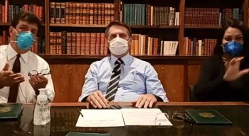 Bolsonaro de máscara durante live