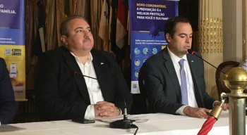 O secretário estadual de saúde, André Longo (E), e o governador de Pernambuco, Paulo Câmara (D), estiveram na coletiva de imprensa