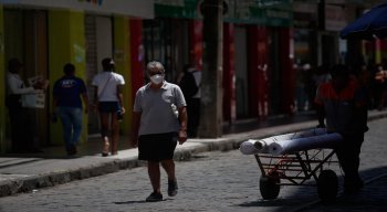 Alguns clientes estavam utilizando máscaras no Centro do Recife