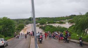 A ponte do anel viário, em Afogados da Ingazeira, foi levada pela água