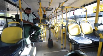 Registro de ônibus vazio na manhã desta quinta-feira (26)