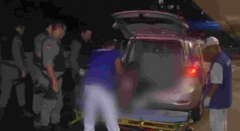 A vítima, de 26 anos, contou à polícia que passava pelo local, quando dois homens armados anunciaram o assalto.