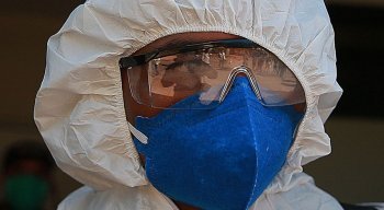 Profissional equipado para se proteger do novo coronavírus