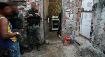 Os jovens tentaram fugir, mas foram mortos dentro do banheiro da casa
