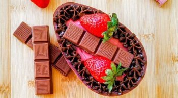 Ovo de Páscoa de morango com chocolate