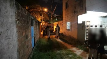 O Instituto de Medicina Legal (IML) foi até o local do crime para recolher o corpo