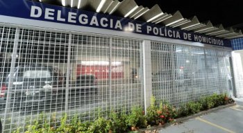O suspeito foi levado para a Delegacia de Homicídios de Paulista