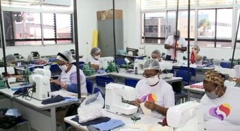 Ao todo, cerca de 100 máscaras são produzidas por dia