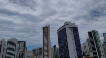 Céu parcialmente nublado na Zona Norte do Recife