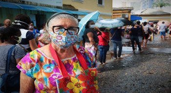 Dona Sebastiana, de 82 anos, sofre com problemas pulmonares. Apesar de ser do grupo de risco da covid-19, a idosa estava na fila para pegar remédios durante a manhã de hoje (16)