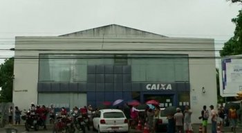 Na ocasião, muitos idosos reclamaram da demora no atendimento