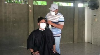 O barbeiro, Wilson Júnior, atende na casa dos clientes