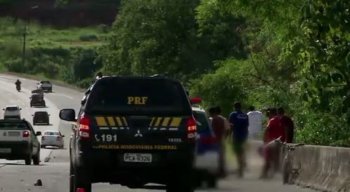 De acordo com a Polícia Rodoviária Federal (PRF), após o acidente o motorista do veículo fugiu do local