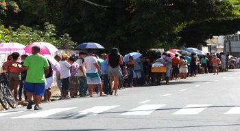 Nesta segunda-feira (20), a fila na agência de Casa Caiada, em Olinda, amanheceu cheia