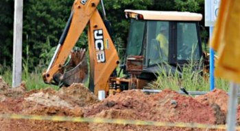 Tratores estão sendo utilizados para acelerar a criação das covas no cemitério Parque das Flores, no Recife