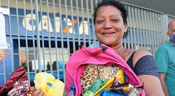A história de Jaqueline Araújo, de 43 anos, comoveu várias pessoas e ela recebeu as doações de alimentos