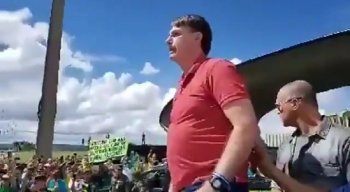 O presidente Jair Bolsonaro participou de manifestações que pediam o fechamento do Congresso e do STF no último domingo (19)