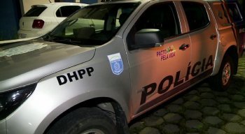 A polícia investiga a motivação e a autoria do crime.