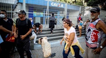 Homem dorme na escada da agência, na Encruzilhada