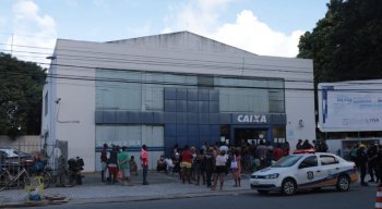 Tumulto na agência da Caixa Econômica em Olinda