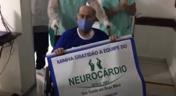 A despedida do paciente foi ao som da música religiosa “Porque Ele Vive” e, pelos corredores da unidade, Carlos foi aplaudido por boa parte da equipe médica