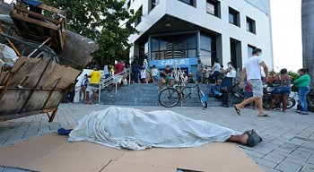 Na agência da Caixa que fica na avenida Agamenon Magalhães, no Derby, a fila se formou ainda na noite dessa quarta-feira (29)