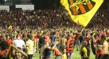 Torcida do Sport invadiu o gramado para comemorar após o fim do jogo.