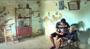 O rapaz cuida da avó de 105 anos que tem Mal de Alzheimer