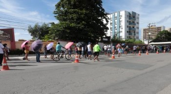 Fila da agência da Caixa Econômica Federal de Rio Doce, em Olinda