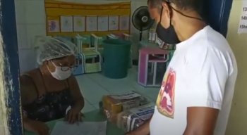 A gestão pede ainda que os responsáveis usem máscaras para ir pegar os alimentos. Segundo a prefeitura, os profissionais estão adotando as medidas de segurança