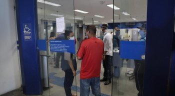 Pessoas estão sendo orientadas nas agências da Caixa neste sábado (9)